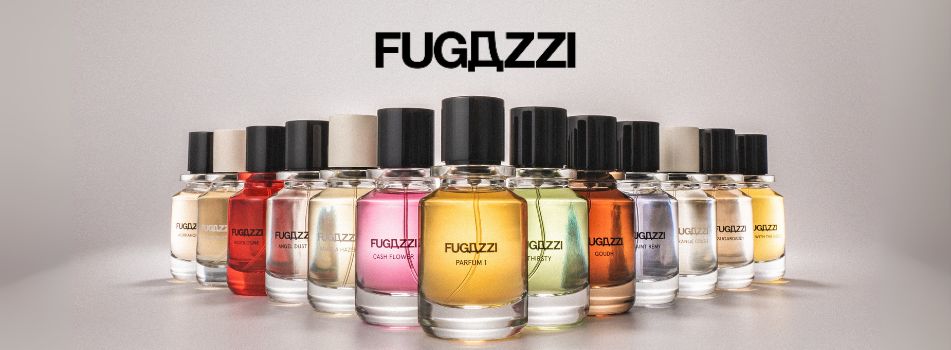 Werbebild mit mehreren Parfumflaschen der Marke Fugazzi, die in einer geschwungenen Linie aufgereiht sind. Jede Flasche hat ein schlichtes, rundes Design mit schwarzem Deckel, die Flüssigkeiten im Inneren reichen von transparent über rot, rosa, gelb bis grün. Über der Reihe steht in schwarzer Schrift das Logo 'FUGAZZI' auf hellem Hintergrund.