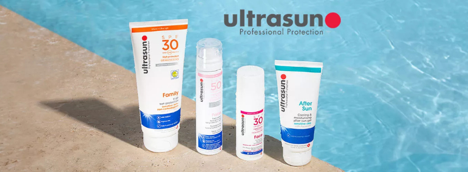 Verschiedene Ultrasun Sonnenschutz- und After-Sun-Produkte stehen am Rand eines Pools. Im Hintergrund das Logo 'ultrasun Professional Protection'.