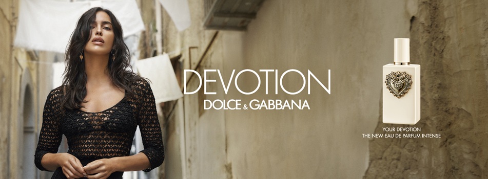 Dolce & Gabbana Devotion – Eau de Parfum Intense, Frau in Gasse mit Flakon