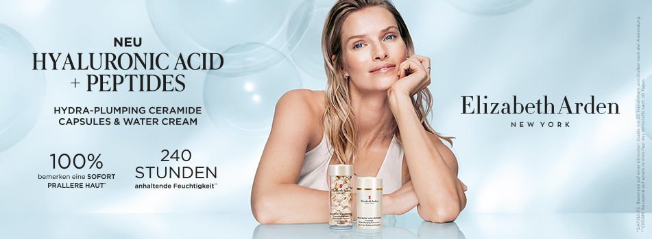 Werbeanzeige für Elizabeth Arden New York: Eine Frau mit heller Haut und blonden Haaren stützt ihr Kinn auf die Hand und blickt lächelnd in die Kamera. Vor ihr stehen zwei Produkte – Hyaluronic Acid + Peptides Hydra-Plumping Ceramide Capsules und Water Cream. Daneben stehen Texte mit Produktversprechen wie „100 % bemerken eine sofort prallere Haut“ und „240 Stunden anhaltende Feuchtigkeit“. Der Hintergrund ist hellblau mit transparenten Blasen.