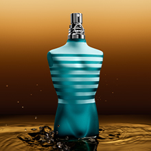 Jean Paul Gaultier Le Male Eau de Toilette in türkisfarbener, gestreifter Flasche in Form eines muskulösen Oberkörpers, steht in goldenem Wasser.