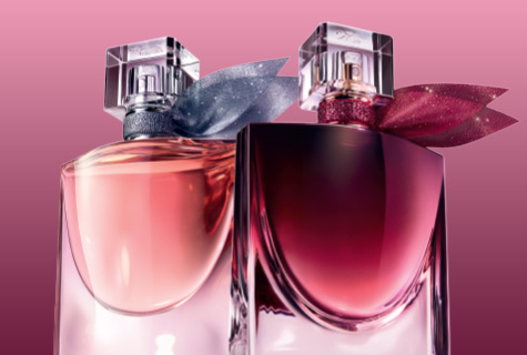 Lancôme La Vie Est Belle Parfum-Flakons in Rosé und Beere vor pinkem Hintergrund
