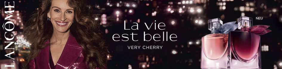 Lancôme La Vie Est Belle Very Cherry Kampagnenbild mit Parfum-Flakons vor nächtlicher Stadtkulisse