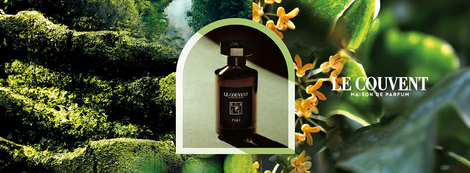 Parfumflakon „Le Couvent Figu“ steht mittig in einem bogenförmigen Rahmen vor einem Hintergrund aus grünen Pflanzen und Blüten. Daneben steht der Schriftzug „LE COUVENT Maison de Parfum“.