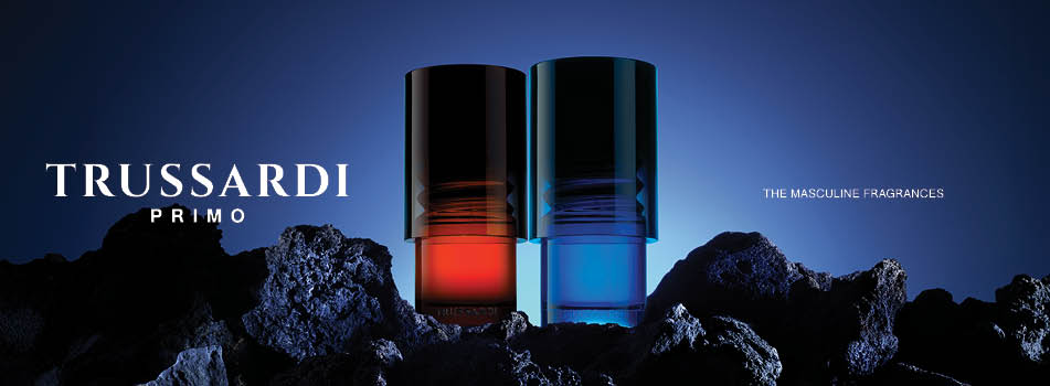 Trussardi Primo und Primo Notte Parfumflakons auf Felsen vor blauem Hintergrund, maskuline Düfte