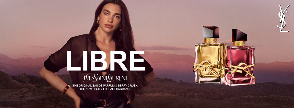 Werbebanner für LIBRE von Yves Saint Laurent: Eine dunkelhaarige Frau steht vor einer Berglandschaft im Abendlicht, daneben zwei Parfumflakons – LIBRE Eau de Parfum in Gold und LIBRE Berry Crush in Rosé mit goldener Cassandre-Verzierung.
